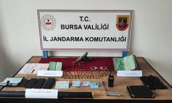 İnegöl jandarma kıskıvrak yakaladı! Araçtan sahte belgeler çıktı