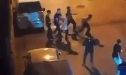 Kalabalık bir grup tarafından darp edilen genç esnafa sığındı