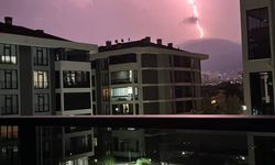 Bursa’da şimşekler geceyi aydınlattı