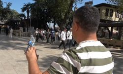 Osmangazi'de sahibinin omzunda ve elinde çarşıyı geziyor