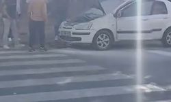 Esenyurt’ta okul önünde park halinde olan araç yandı