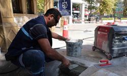 Tarihi caminin kırık taşları ve zemini onarılıyor