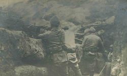 Türk askerleri, Çanakkale cephesinde düşmanla burun buruna siper kazdı