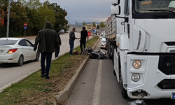 İnegöl'de motosiklet tırın altında kaldı: 2 kişi yaralandı