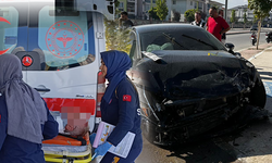 İnegöl'de otomobiller çarpıştı; ortalık savaş alanına döndü