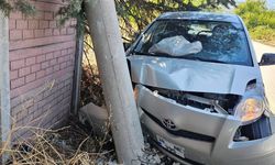 İnegöl'de direğe çarptı