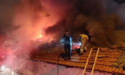 Bursa’da 4 dükkan alevlere teslim oldu