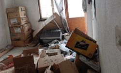 Bursa'da kümese dönen çöp evde kamyon dolusu atık çıktı