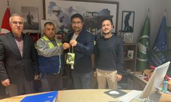 Bulduğu altın dolu çantayı polise teslim etti