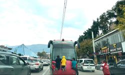 Tramvayın arkasına tutunup ölümle burun buruna geldiler