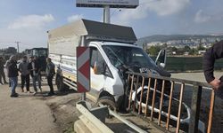 Kontrolden çıkan kamyonet köprü demirlerine saplandı