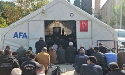 Depremin vurduğu Sındırgı’da cuma namazı çadırlarda kılındı