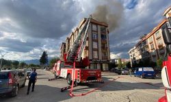 Edremit’te apartmanın çatısında yangın çıktı