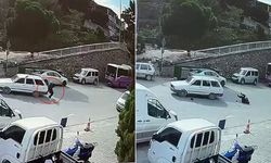 Geri manevra yapan otomobil, bastonla yürüyen yaşlı adama çarptı