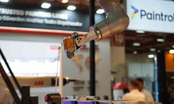 İnsanı algılayan robotik kollar endüstriyel boyama yapıyor