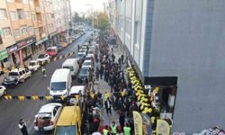 Kartal’da indirim kuyruğu: Bin liralık ürünü 100 liraya alabilmek için saatlerce beklediler