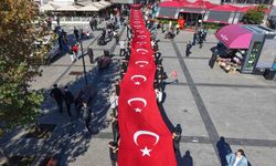 Pendik’te 102 metrelik Türk bayrağıyla Cumhuriyet kutlaması havadan görüntülendi