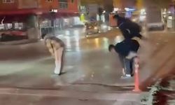 Yaya geçidinden karşıya birdirbir oynayarak geçtiler