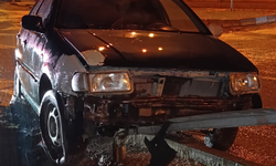 İnegöl'de motosiklete çarpmamak direksiyonu kırdı ! Otomobil askıda kaldı