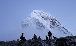 Everest’te Kar Fırtınası: Binlerce Kişi Mahsur Kaldı