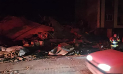 Balıkesir'de depremde bina yıkıldı