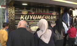 Kuyumcu altınları alıp kaçtı, vatandaşlar dükkanı yağmalamaya çalıştı