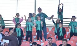 İnegöllü kız öğrenci seçimi kazandı! Arkadaşlarını Kafkasspor maçına götürdü