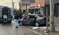 İnegöl'de direğe çarptı: 1 yaralı