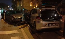 Bursa'da kaza yapan otomobil refüje çarpıp durabildi