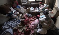 Ağır kokuların yükseldiği evden 2 kamyon çöp çıktı