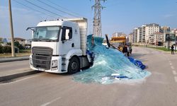 Bursa'da tonlarca ağırlıktaki cam yola saçıldı