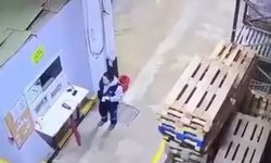 Paletlerin altında kalmaktan son anda kurtuldu