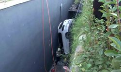 Bahçelievler’de direksiyon hakimiyetini kaybeden sürücü çok sayıda araca çarpıp boşluğa düştü. Sürücüyü kurtarma çalışması devam ediyor.