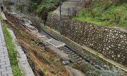 Bandırma’da tren yolu istinat duvarı çöktü