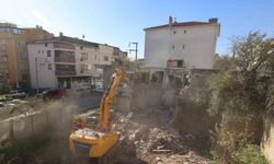 Çayırova’da metruk bina yıkıldı