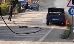 Eceabat’ta seyir halindeki otomobil yanarak kullanılamaz hale geldi