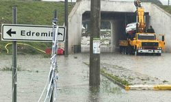 Edremit’te sağanak yağış hayatı felç etti