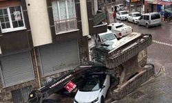 Esenyurt’ta tır dorsesindeki iş makinesi devrildi: 2 otomobil hasar gördü