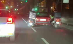 Eyüpsultan’da arızalanan otomobili motokuryeler ayaklarıyla itti
