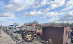 Midibüs traktör römorkuna çarptı: 1 yaralı