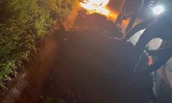 Otomobille çarpışan motosiklet alev topuna döndü: 1’i ağır 2 yaralı