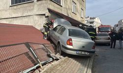 Park halindeki araca çarpan otomobil evin çatısına çıktı