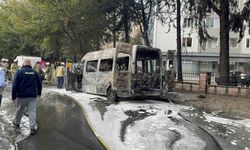 Park halindeki minibüs küle döndü; o anlar kamerada