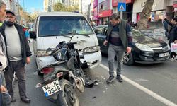 Sol şeritte seyreden motosikletli kamyonetle kafa kafaya çarpıştı: 2 yaralı