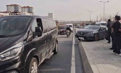 Sultangazi’de kamyonun sıkıştırdığı otomobil refüje çıktı: 1 Yaralı