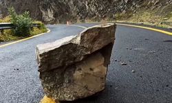 Tekirdağ’da yağış sonrası kaya parçaları yola yuvarlandı