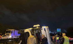 TEM’de tır devrildi, kasadaki granül yola saçıldı: 1 yaralı