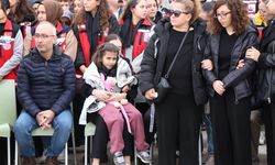 Şehit babasını oyuncağına sarılarak bekledi