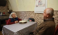 55 yıldır tersten okuyup tersten konuşuyor