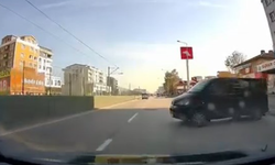 Freni boşalan minibüs üç şeritli yola indi, kamyonet sürücüsü kazadan kıl payı kurtuldu